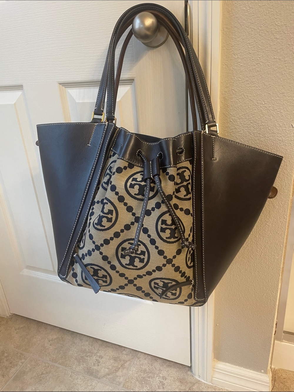 Tory Burch T Monogram Dragonfly Shoulder bag - Picture 13 of 16